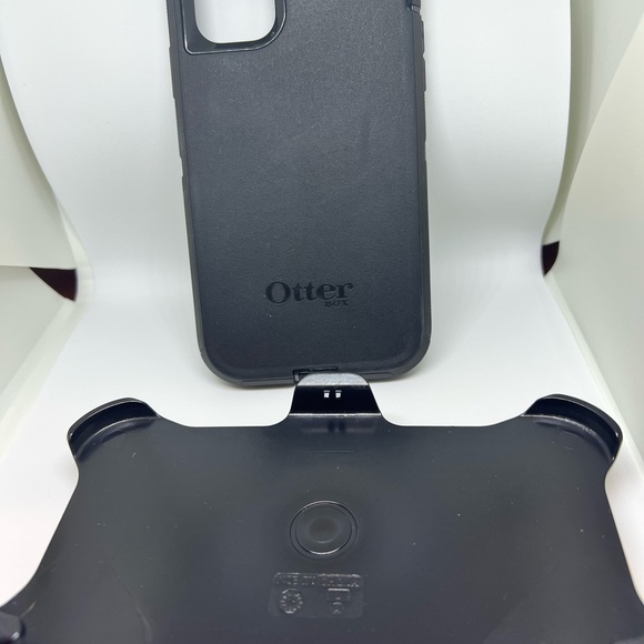 Lot of 3 iPhone 11 cases. 2 new, 1 like new - Picture 10 of 13